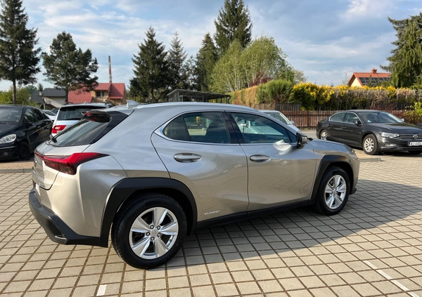 Lexus UX cena 103999 przebieg: 89000, rok produkcji 2021 z Rzeszów małe 562